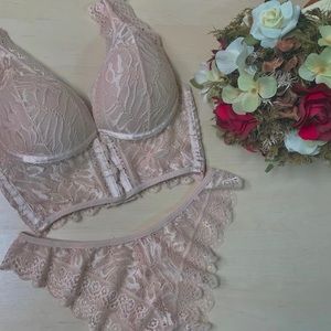 Wonderful cropped set all in lace!